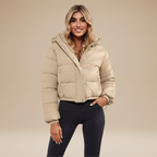 Amelia | Piumino Corto da Donna con Cappuccio Avvolgente