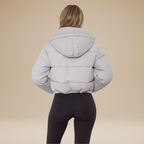 Amelia | Piumino Corto da Donna con Cappuccio Avvolgente